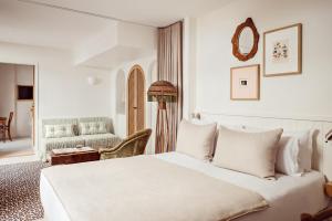 巴黎Hôtel Monsieur Aristide的白色卧室配有床和椅子
