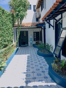 阿拉亚尔-杜卡布Pousada Bicho do Mar的蓝色和白色瓷砖房子的庭院