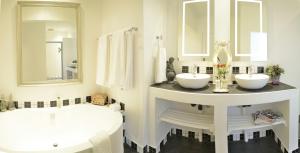 比勒陀利亚公爵和公爵夫人精品酒店的白色的浴室设有两个盥洗盆和镜子