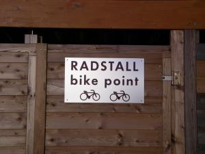 珀希拉恩帕克拉尼普路酒店的木墙上读种族自行车点的标志