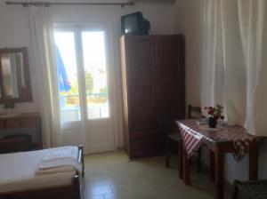 安迪帕罗斯岛拉尼娅公寓 的小房间设有桌子和窗户