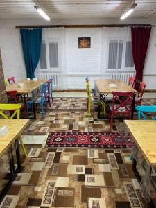 SatyKolsay Aisha的用餐室配有桌椅和地毯。