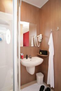 珀希拉恩帕克拉尼普路酒店的浴室配有白色水槽和淋浴。