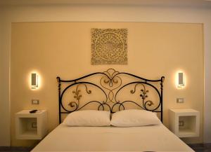 巴勒莫Federico 70 Zaffiro Luxury的一间卧室配有一张带两个枕头的黑色床。