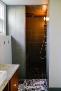 卡尔加里Studio on Capri的带淋浴和盥洗盆的浴室