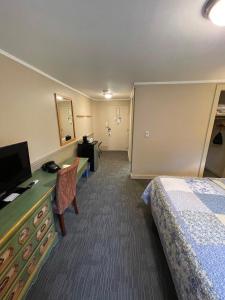 斯托北极光旅舍的酒店客房,配有床和电视