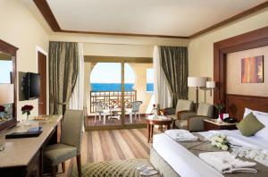 沙姆沙伊赫卡米里翁俱乐部度假村的酒店客房设有一张床和一个阳台。