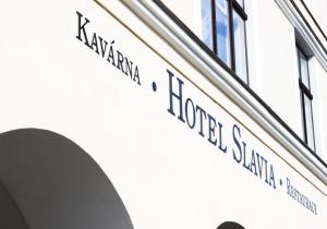 斯维塔维Hotel Slavia的建筑物一侧的街道标志