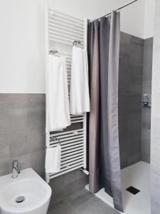 莱切Palazzo Charlie的带淋浴、卫生间和盥洗盆的浴室