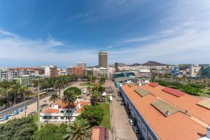 大加那利岛拉斯帕尔马斯Hotel LIVVO Lumm的城市的空中景观,建筑和街道