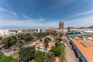 大加那利岛拉斯帕尔马斯Hotel LIVVO Lumm的享有棕榈树和建筑的城市空中景致