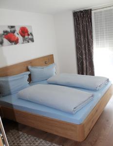 纳图尔诺Garni Wiesenhof的床上有2个枕头