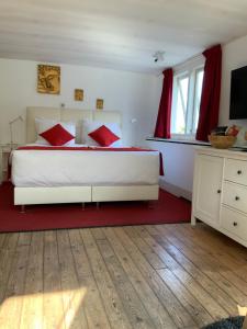阿姆斯特丹Boat no Breakfast的卧室配有带红色枕头的大型白色床