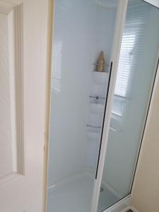 滨海圣佩La Chanterie Agréable Mobil-Home Résidentiel Normand的浴室设有玻璃步入式淋浴间