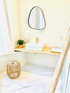 GavereRooms & Loft De Post的一间带水槽和镜子的浴室