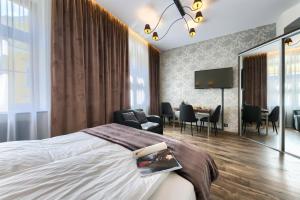 弗罗茨瓦夫Abba Apartments的酒店客房 - 带一张床和用餐室