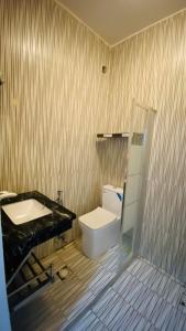 吉布提JANO HOUSE AppartHôtel的一间带水槽和卫生间的浴室