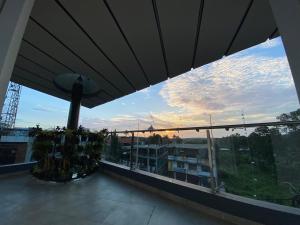 戈德亚姆KARIPPALS INN的享有天空景色的建筑阳台