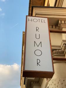 布达佩斯Hotel Rumor的建筑一侧的酒店标志