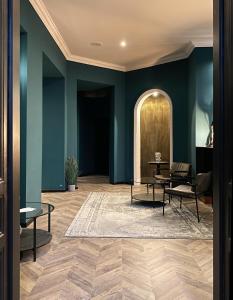 布达佩斯Hotel Rumor的走廊设有蓝色的墙壁和桌椅