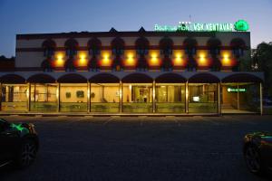德里亚诺沃Boutique Hotel VSK Kentavar的夜间有灯的旅馆