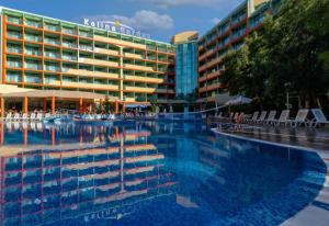 阳光海滩卡利纳花园MPM酒店 - 全包的酒店前方的大型游泳池