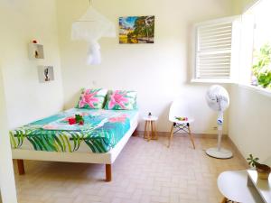 DucosStudio Goyave的一间卧室配有一张床和风扇