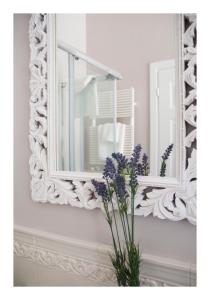 圣贝内代托-德尔特龙托Casa Antonelli的花瓶里紫色花的墙上镜子