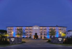 科尔斯万特Dorint Resort Baltic Hills Usedom的夜晚的酒店,灯光蓝色