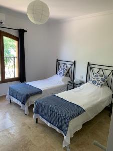 凯里尼亚Spectacular views from this villa in Lapta的带窗户的客房内的两张床