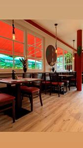 DierdorfHotel-Restaurant Babylon的用餐室设有桌椅和窗户。