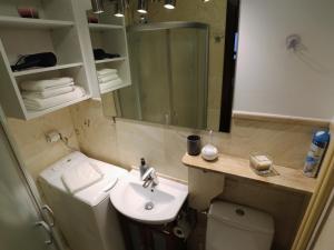 华沙Apartament MGM Karmelicka的一间带水槽、卫生间和镜子的浴室