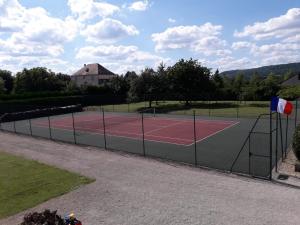 Soulosse-sous-Saint-ÉlopheDes Beaux Instants的网球场和2个网球场