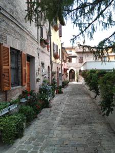 法布里亚诺Il Borghetto Medievale suite的花卉和植物的古老建筑中的小巷