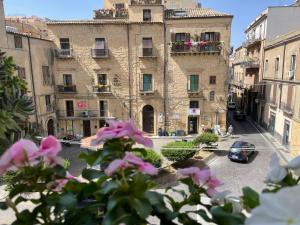 恩纳La casa sulla piazza (Historic apartment)的享有城市街道和建筑的景色