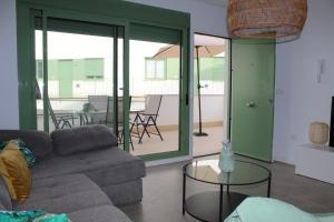 莫哈卡尔OCEAN APARTAMENT !! 1ª Línea del Mar, piscina, parking, wifi的客厅配有沙发和桌子