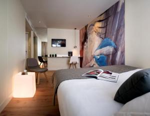 巴黎麦克斯酒店的一间卧室设有一张床和一间客厅。