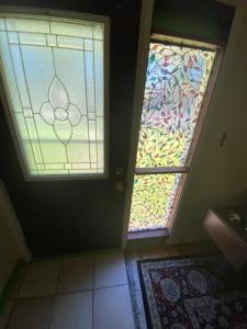 弗吉尼亚海滩Va Beach Zen town house的走廊上设有两个彩色玻璃窗
