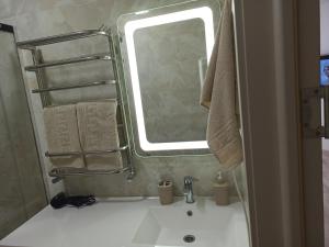 伊万诺-弗兰科夫斯克Marko de Luxe的一间带水槽、窗户和镜子的浴室