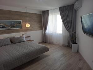 伊万诺-弗兰科夫斯克Marko de Luxe的一间卧室设有一张床和一个大窗户