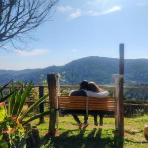 圣罗克Aconchego no Campo的一名妇女与马一起躺在长凳上