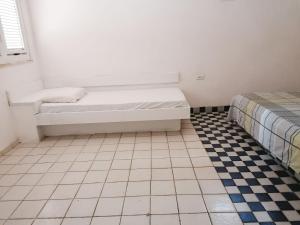 考卡亚Villa Oloh com lazer completo em Caucaia - CE的客房设有一张床,铺有瓷砖地板。