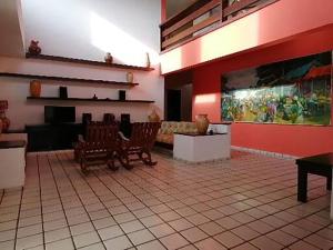 考卡亚Villa Oloh com lazer completo em Caucaia - CE的客厅配有椅子和沙发。
