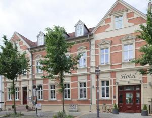 贝利茨Gut Hotel Stadt Beelitz的一座大型砖砌建筑,与酒店同建