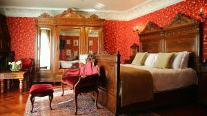 都拉斯Hotel Epidamn Boutique & Spa的一间卧室设有一张大床和一个大镜子