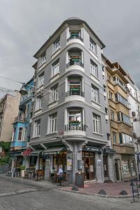 伊斯坦布尔IQ公寓式酒店的一条城市街道上的灰色大建筑