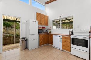 The Outlook - Whangaumu Bay Holiday Home的厨房或小厨房