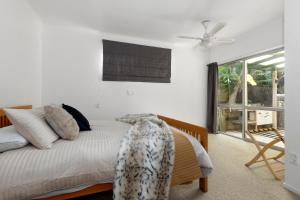 The Outlook - Whangaumu Bay Holiday Home客房内的一张或多张床位
