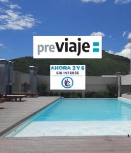 萨尔塔AIRES VERDES PREMIUM的一个有标志的大游泳池
