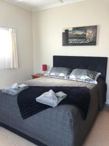 菲尔丁Ataahua Homestay的一间卧室配有一张大床和两条毛巾